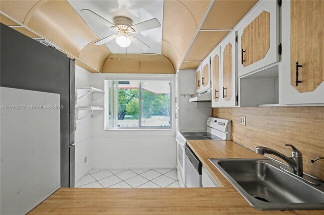 Building Photo - 3501 Inverrary Dr