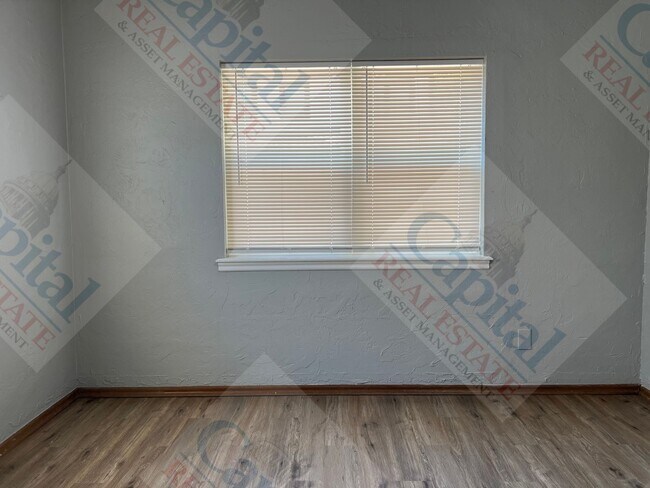 Building Photo - Charming 2 Bedroom