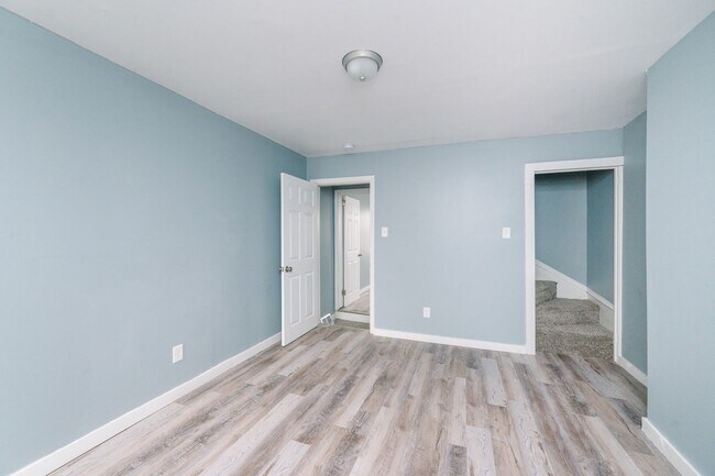 Building Photo - Move in special! Newly renovated 3 bedroom...