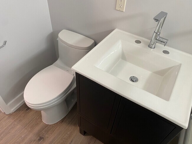 Building Photo - 14954 Moorpark St