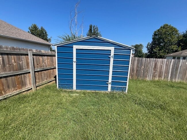Building Photo - 102 Rosebud Cir