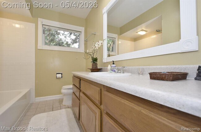 Building Photo - 2687 Heathfield Rd