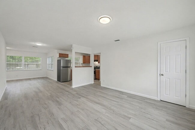 Building Photo - Move in ready!