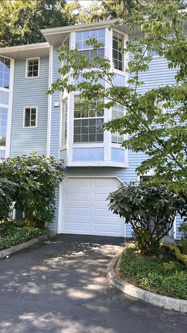 Building Photo - Kirkland 2 Bedroom 2.5 Bath Springbrook Co...