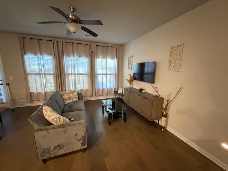 Building Photo - Room in Townhome on Lakeview Crk