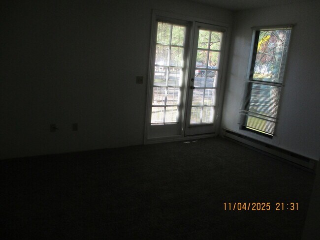 Building Photo - 2700 S White Mountain Rd