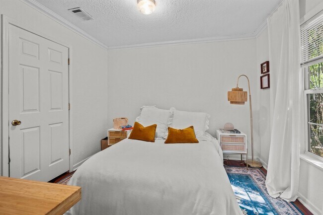 Building Photo - 114 Cedar St