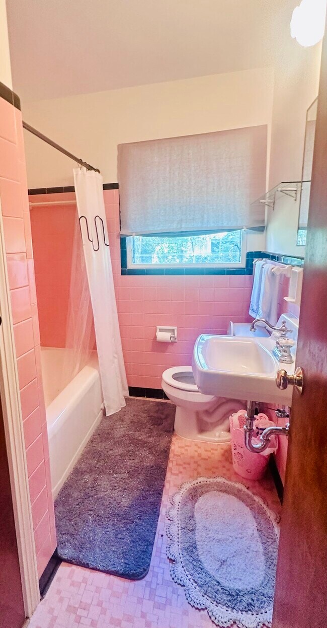 Building Photo - 27 Escalona Ave