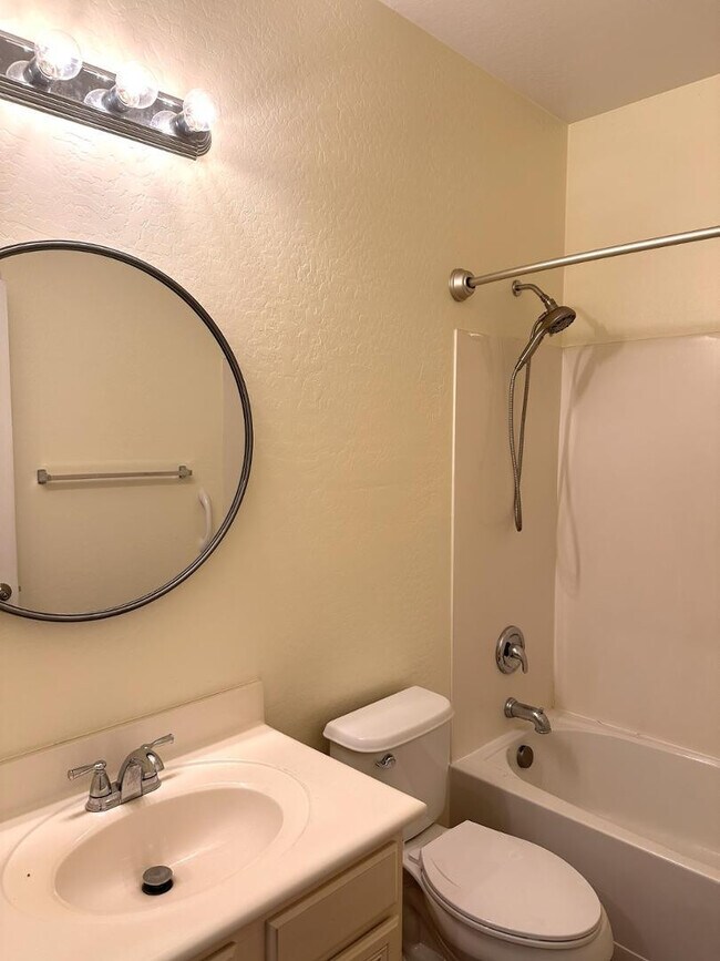 Building Photo - 11642 W Mountain View Dr