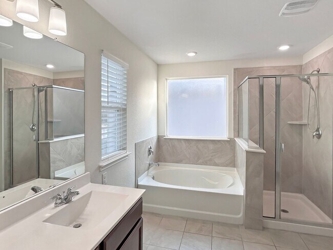 Building Photo - Open-Concept Converse Home with Loft + Covered Patio