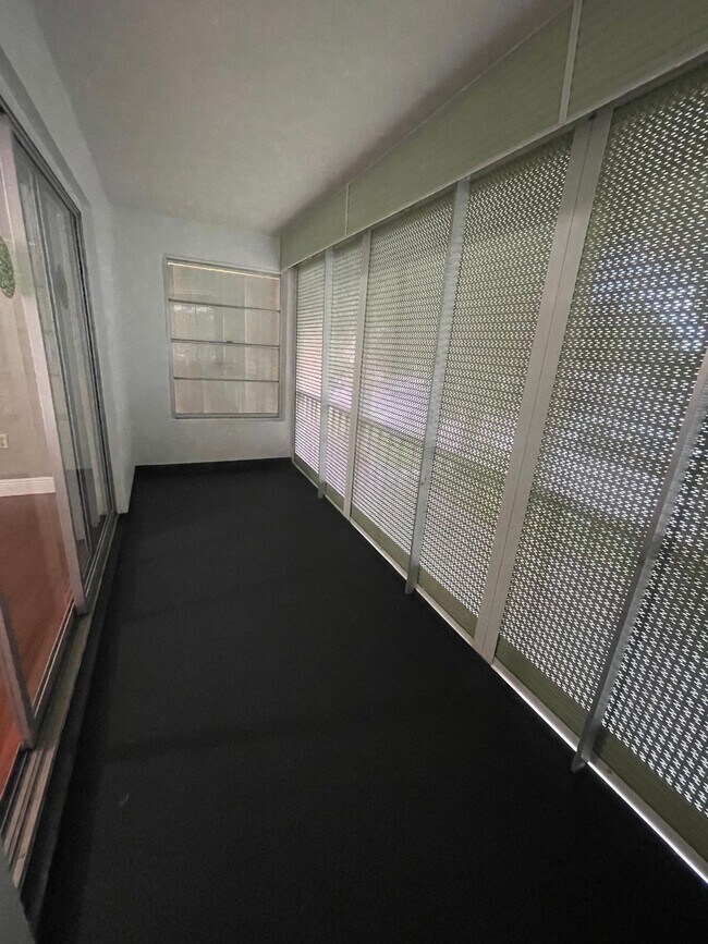 Building Photo - 4156 Inverrary Dr