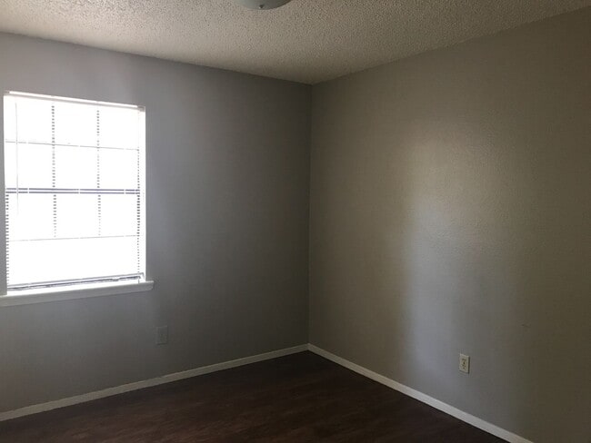 Building Photo - 3/2 Fenced yard PET FRIENDLY PTISD