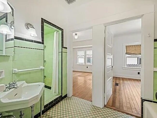 Building Photo - Beautiful vintage home