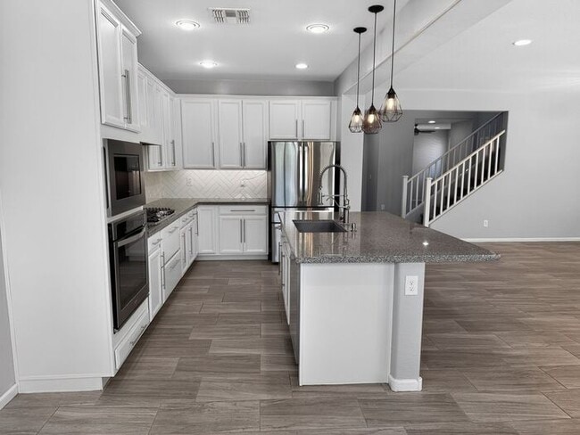 Building Photo - Stunning 5 Bed/5Bath Home in Gated Community – Over 3,100 SqFt of Modern Living -New Carpet throu...