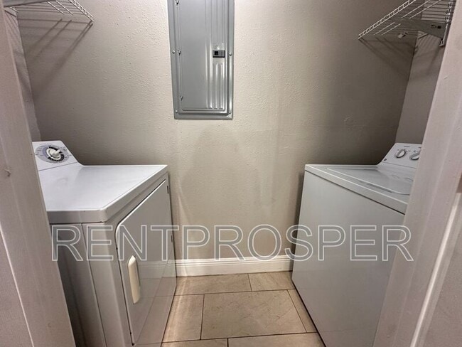 Building Photo - 5600 Devonbriar Way