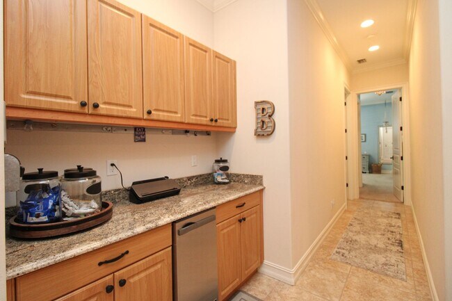 Building Photo - ** THE MOORINGS ** SINGLE FAMILY HOME 3 PL...