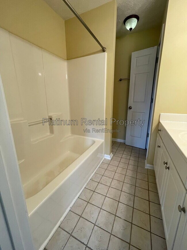 Building Photo - 810 Camelon Ct