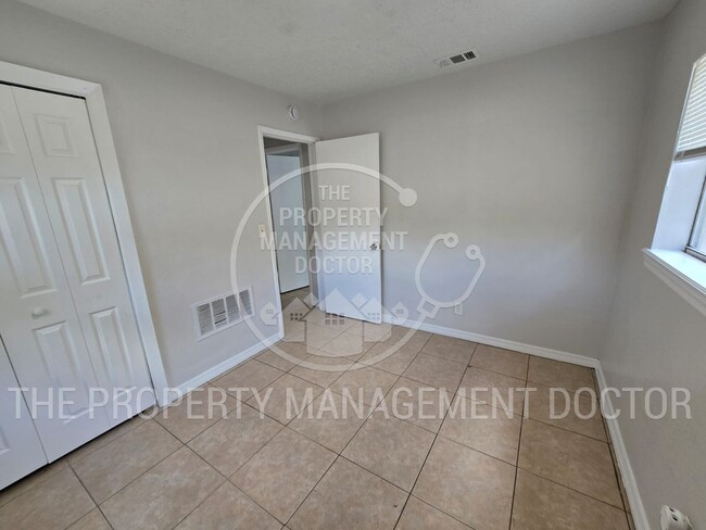 Building Photo - Spacious 4BR Tampa Home | Huge Fenced Backyard & Fresh Updates Throughout