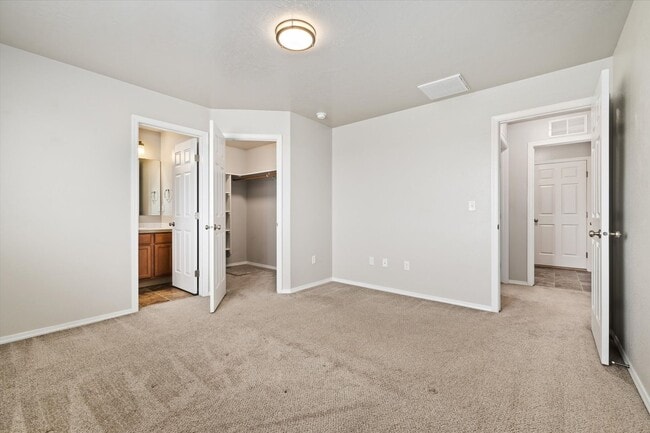Building Photo - 4 Bedrooms Plus Bonus Room _ Dog Friendly!!