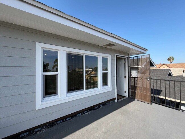 Building Photo - Fully Remodeled 1 Bed + 1 Bath Upstairs Unit + In-Unit Laundry + AC