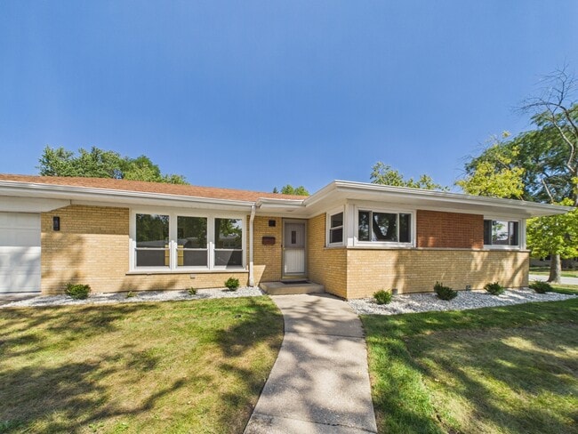 Building Photo - 16712 Elm St
