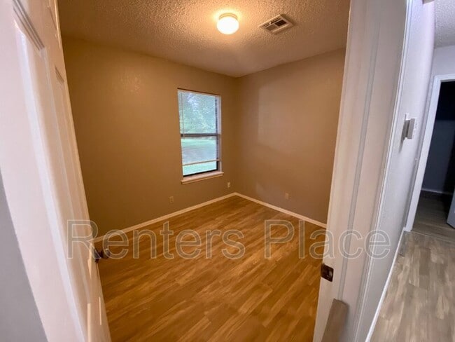 Building Photo - 4809 S Gum Ave
