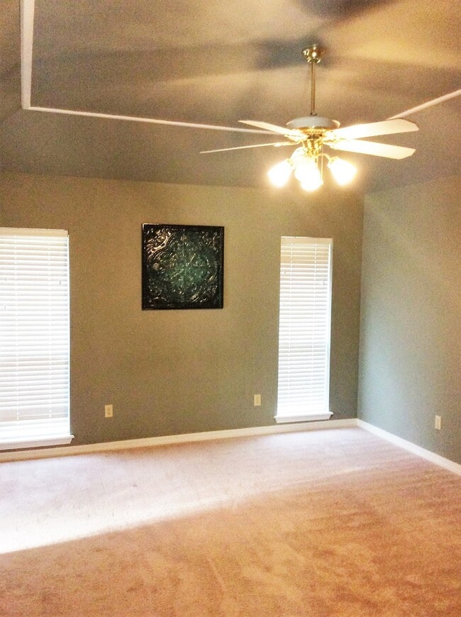 Building Photo - Great 3 bedroom, close to everything