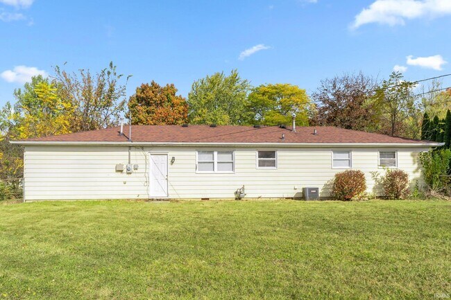 Building Photo - 2221 Graham Dr