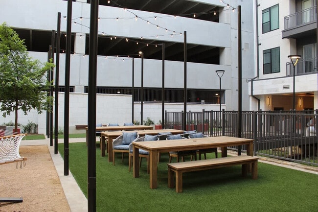 Building Photo - 9127 Research Blvd