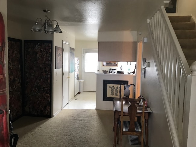 Building Photo - Beautiful 2BR/1.5B Town Home! AVAIL 09/15