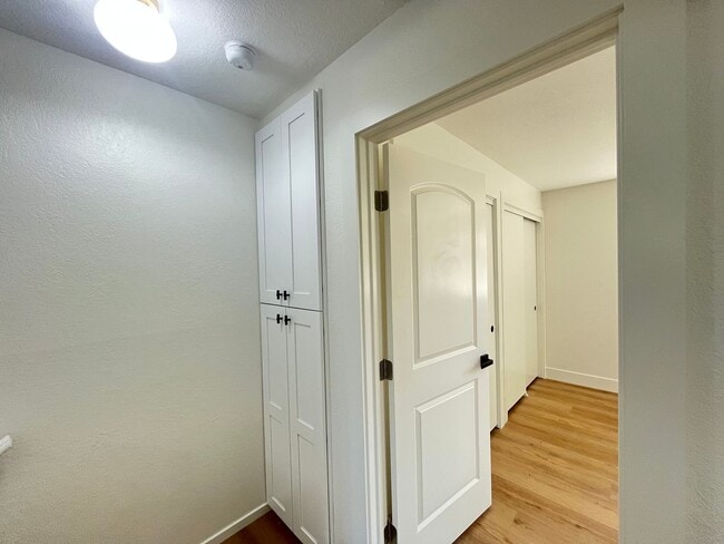 Building Photo - Newly renovated Townhome Grove Heights 1.5...