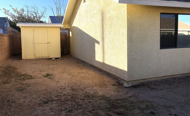 Building Photo - Centrally Located