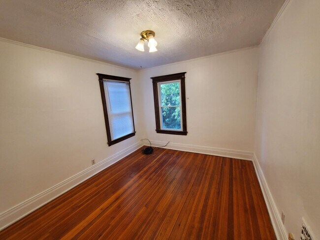 Building Photo - 10 Bly St