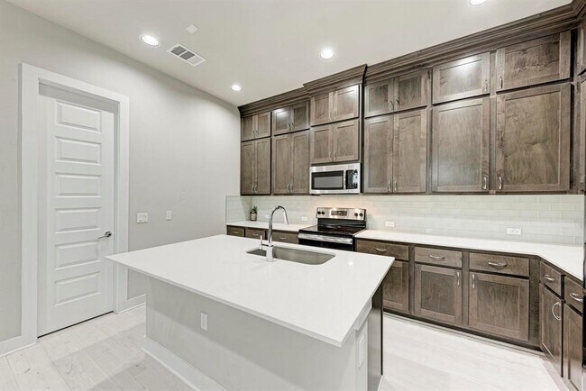 Building Photo - 3108 E 51st St