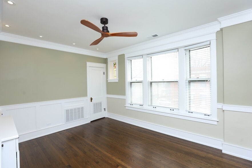 Building Photo - 3837 N Damen Ave