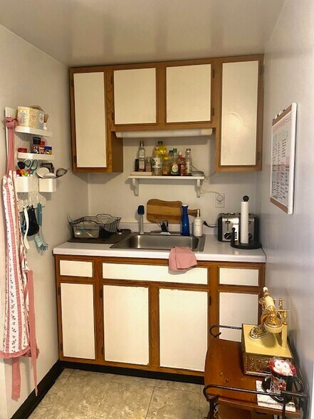 Building Photo - 2222 W Dickens Ave