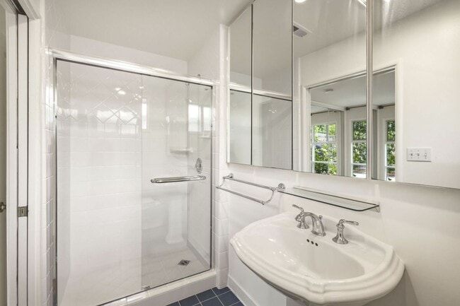 Building Photo - Thoughtfully Updated 3 Bed, 2 Bath Home Close to Rinconada Park, Lucie Stern Community Center, an...