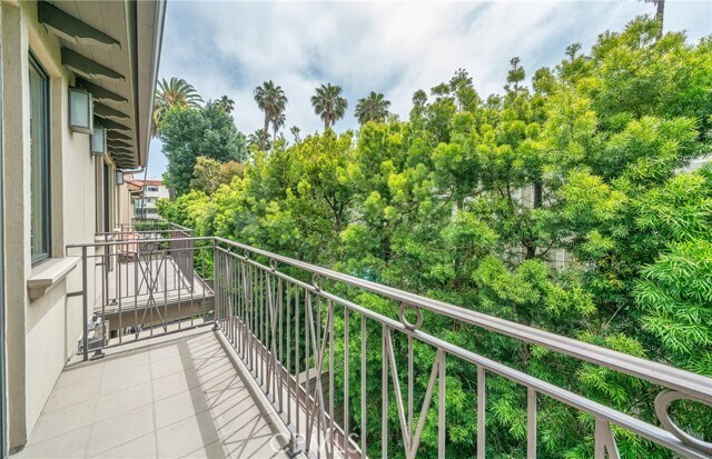 Building Photo - 823 S Bundy Dr