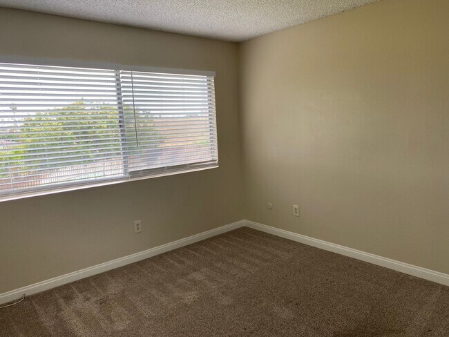 Building Photo - LOCATION & PRIVACY! Spacious 3 br Condo wi...