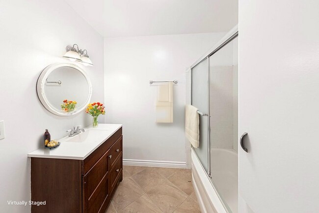 Building Photo - Updated 2 bed, 2 bath