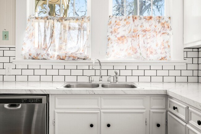 Building Photo - 2301 Hill St