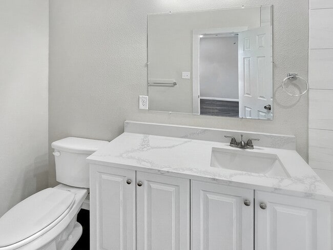 Building Photo - 3213 Chenault St