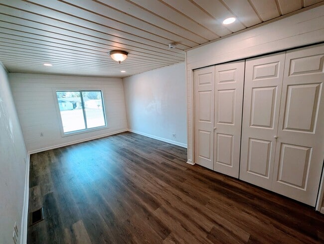 Building Photo - Private East Murray Home with HUGE yard!