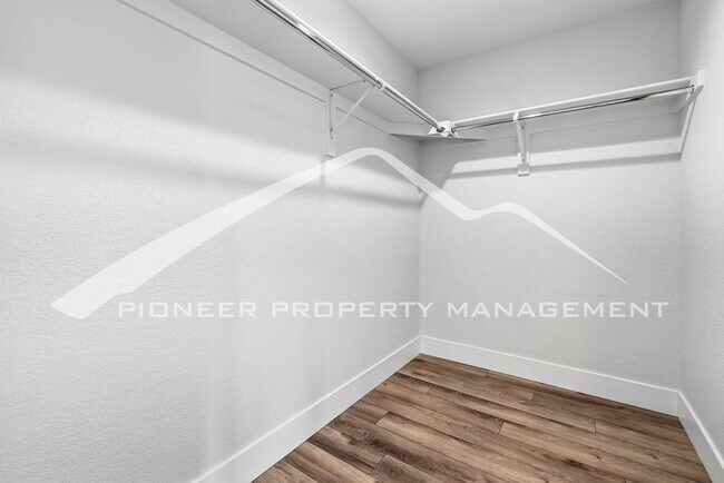 Building Photo - Spacious Townhouse with Central AC and 2-Car Garage