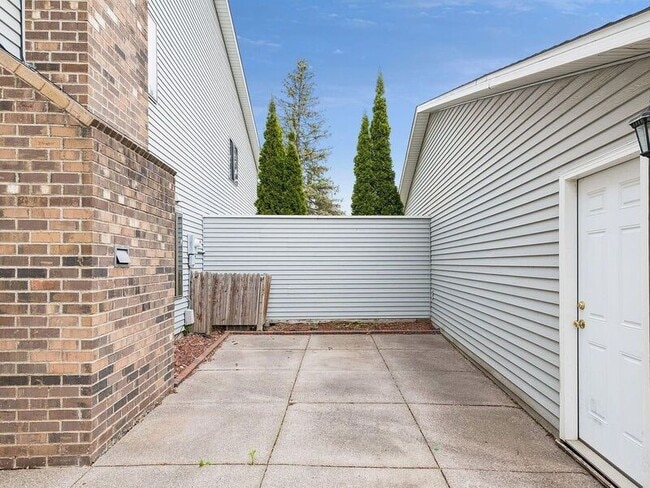 Building Photo - 9357 Ranchview Ln N
