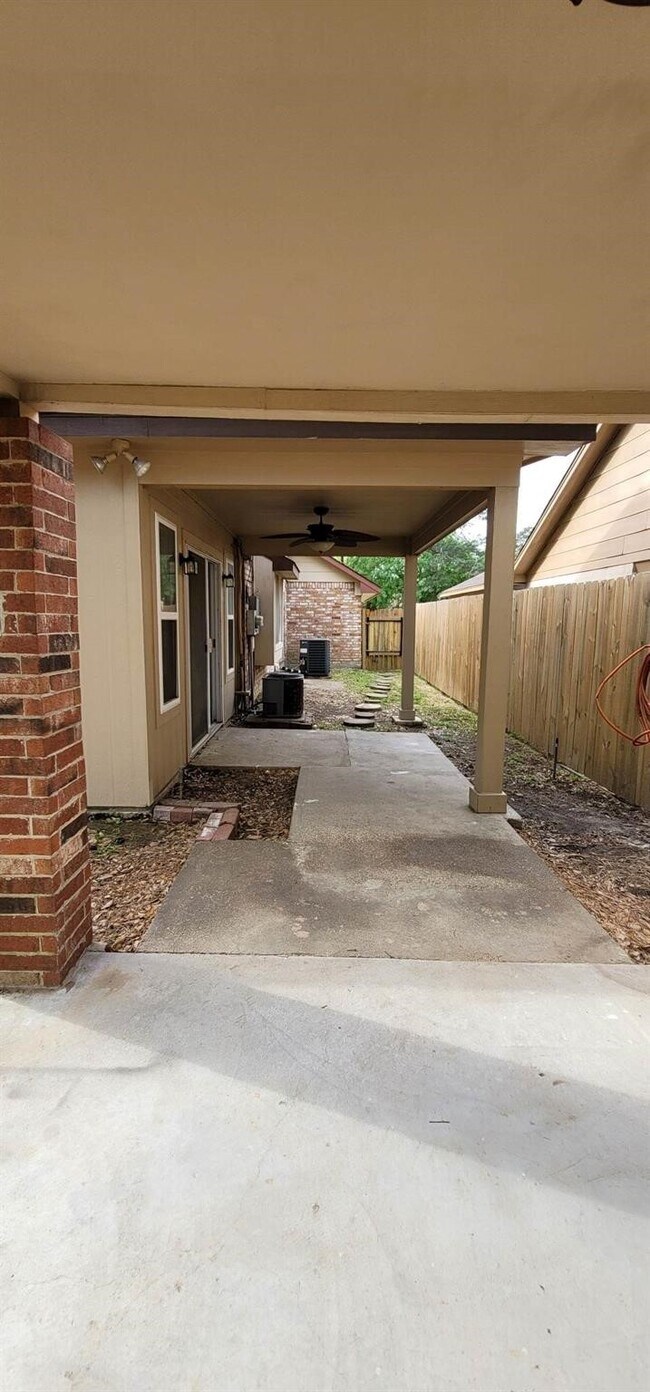 Building Photo - 9614 Charter Ridge Dr