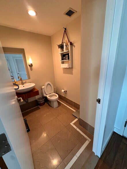 Building Photo - 25 Hudson St