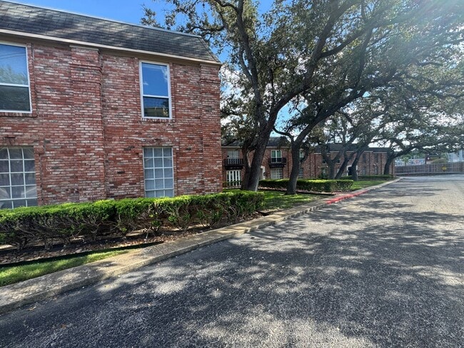 Building Photo - GREAT SPACIOUS CONDO | GATED | MEDICAL CEN...