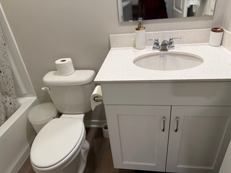 Full bath on 2nd floor near guest room 1 - 4521 SE Ember Ln