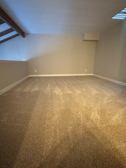 Building Photo - 2131 N Summit Ave